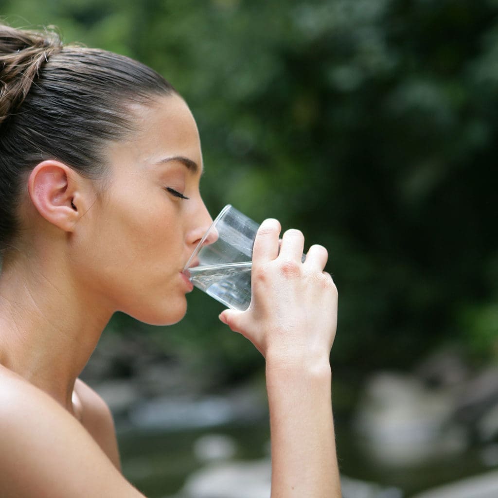 femme qui boit de l'eau biodynamisée - revitalisée