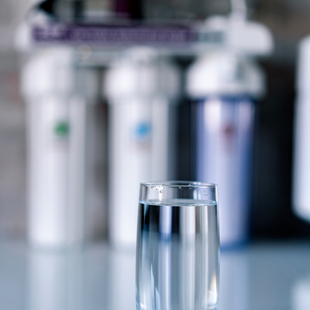 un verre d'eau posé sur une table